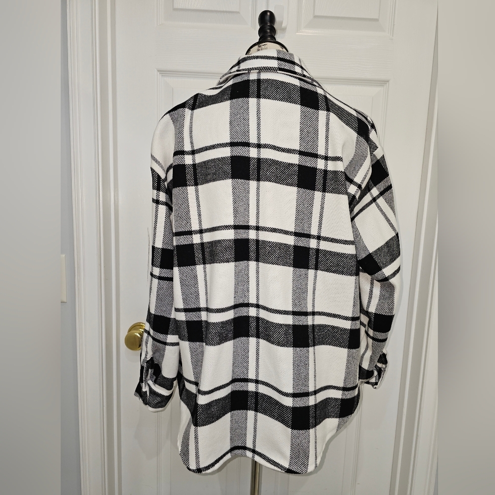 Love Tree, Plaid Women's Shacket - Black and White, Size Small, NWOT - Picture 4 of 9
